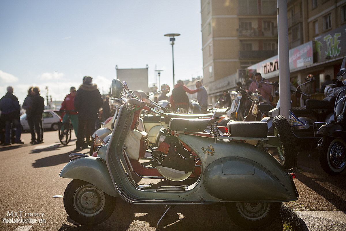 rassemblement vespa au bar tiki hut de saint nazaire avant le départ du run
