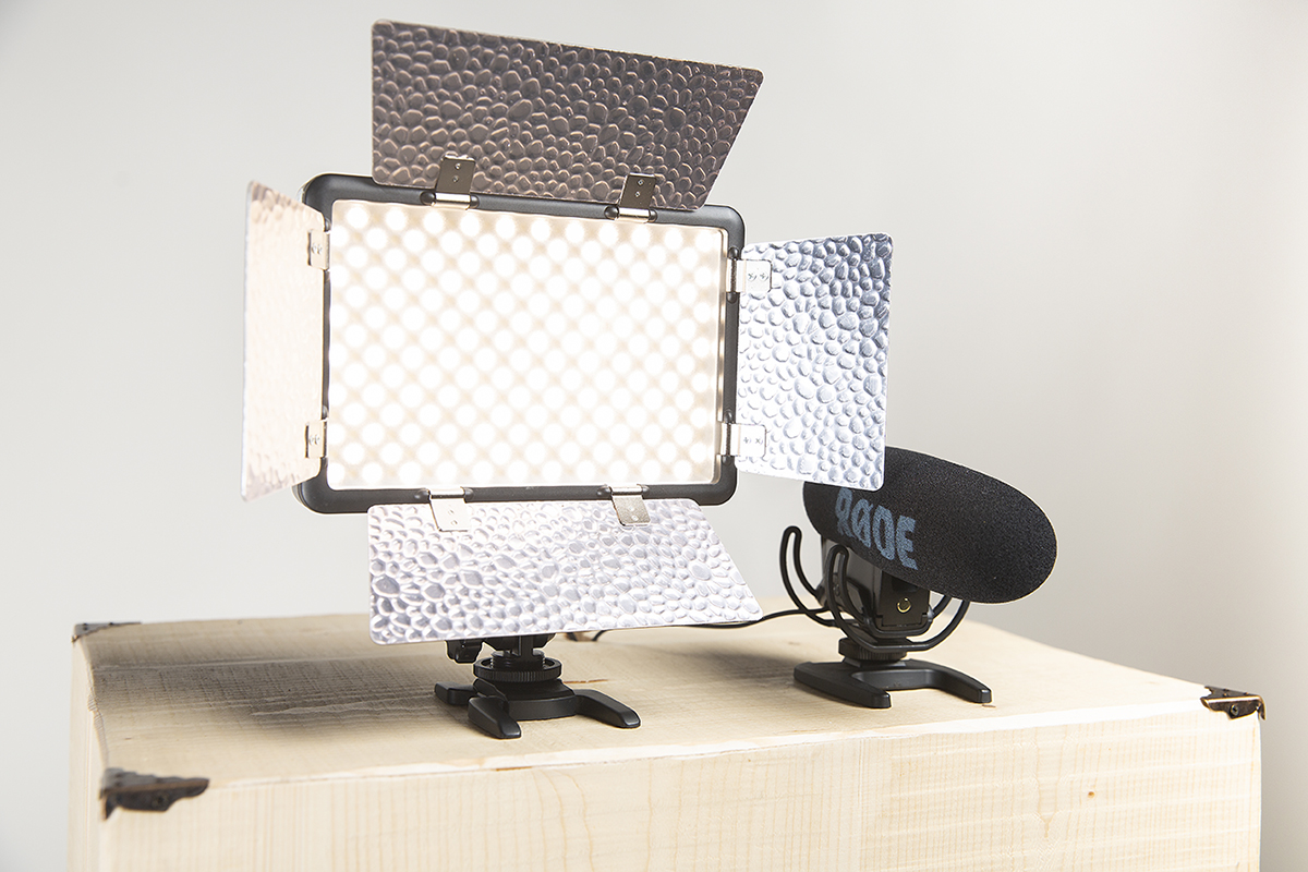 photobooth_videobooth_hautdegamme_nakuneuil_location_borne_photo_selfiebox_photomathon_original_bois_brut_luxe_qualite_mrtimmy_saint_nazaire_loire_atlantique_detail_vintage_torcheled