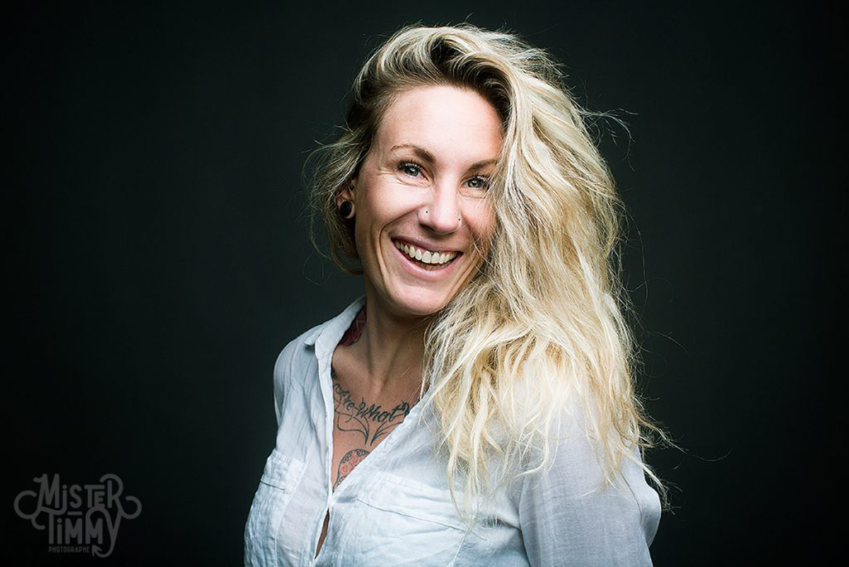 change-your-mind-tatoo_portrait_mrtimmy_sourire_original_decontracte_happy_portrait_studio_professionnel_mrtimmy_woman_femme_photographe_portraitiste-2-1024x684