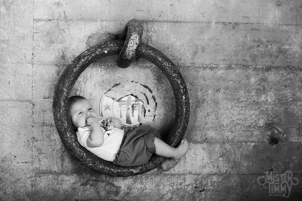 photographe_professionnel_mrtimmy_bebe_naissance_sourire_original_moderne_saint_nazaire_la_baule_guerande_loire_atlantique_exterieur_base_sous_marine_attache_cool_relaxe_bebe-1024x683