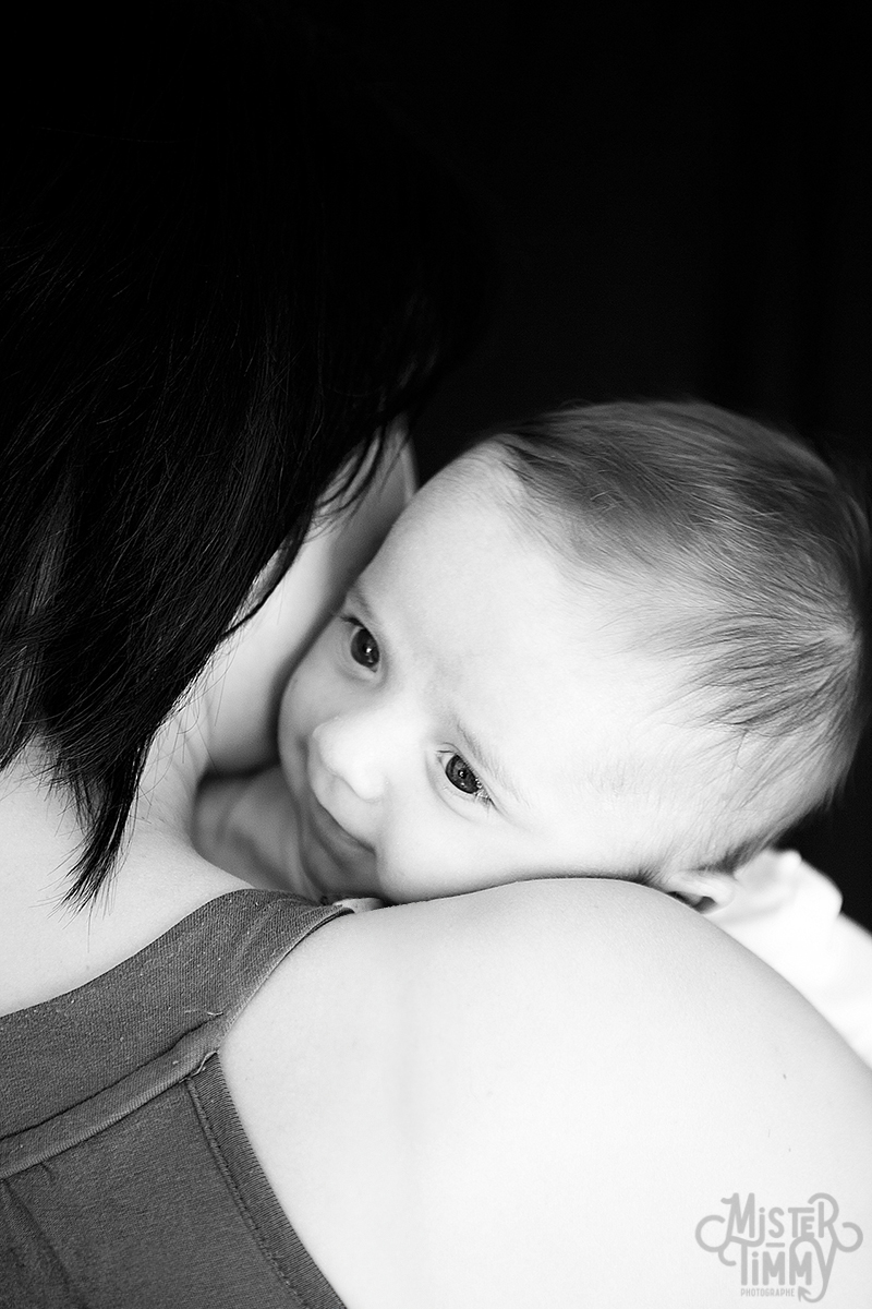 photographe_professionnel_mrtimmy_bebe_naissance_sourire_original_moderne_saint_nazaire_la_baule_guerande_loire_atlantique_studio_douceur_regard_enfant_complicite_maman
