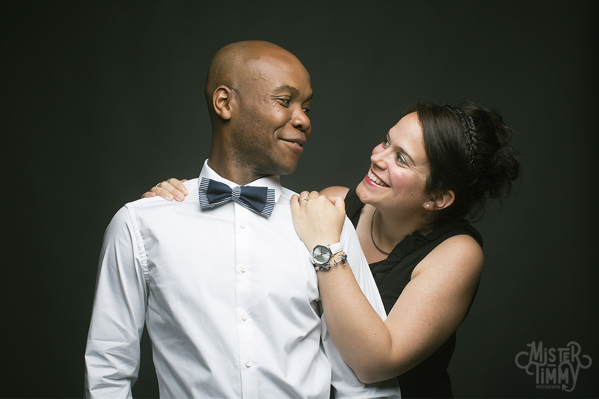 portrait_couple_studio_neo_classique_mrtimmy_simple_naturel_saint_nazaire_loire_atlantique_photographe_professionnel_guerande_la_baule_pornichet_homme_noir_femme_blanche_complicite