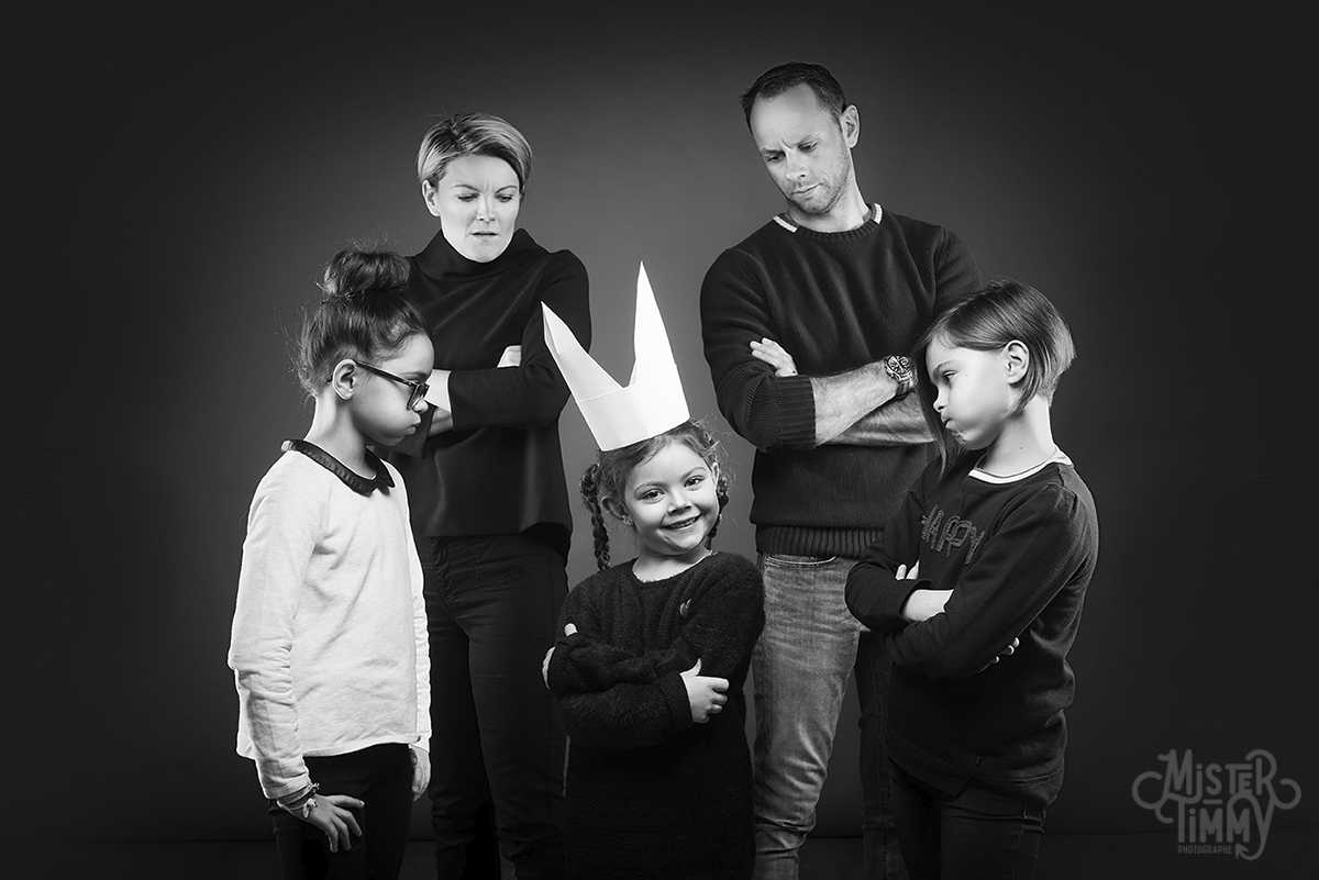 portrait_famille_original_fun_decalle_studio_humour_pas_commun_rires_mrtimmy_photographe_loire_atlantique_saint_nazaire_guerande_pornichet_la_baule_pornic_nantes_bonnet_ane_funny