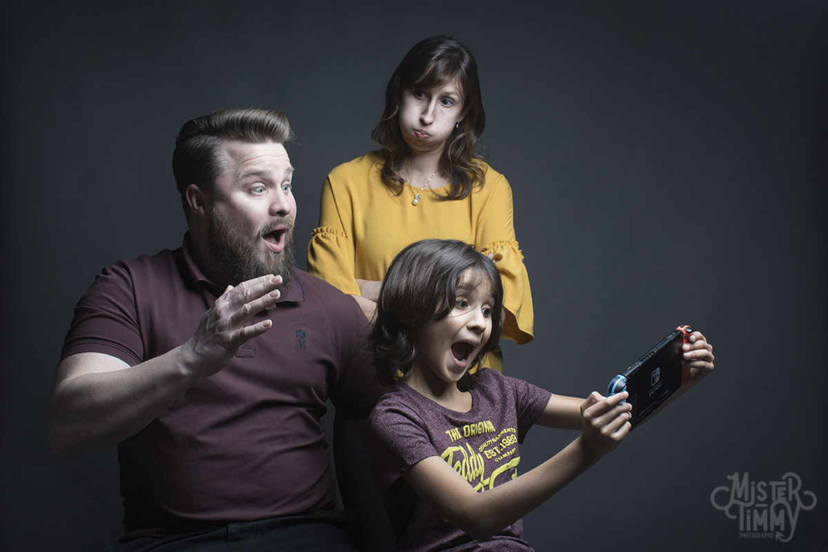 portrait_famille_original_fun_decalle_studio_humour_pas_commun_rires_mrtimmy_photographe_loire_atlantique_saint_nazaire_guerande_pornichet_la_baule_pornic_nantes_game_jeu_video