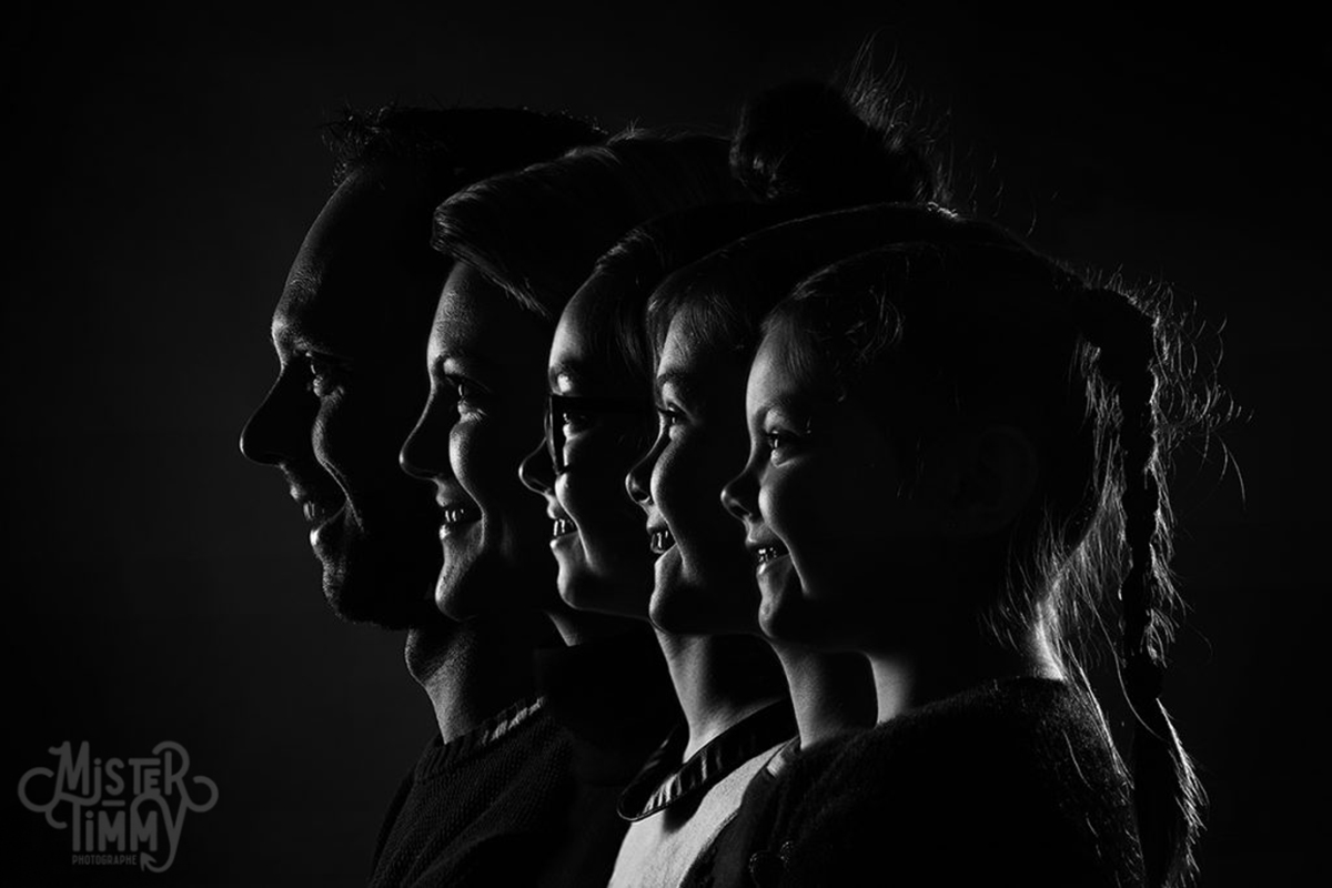 portrait_famille_studio_saint_nazaire_original_elegance_simple_beau_belle_mrtimmy_loire_atlantique_photo_family_clair_obscur_noir_et_blanc-1024x683