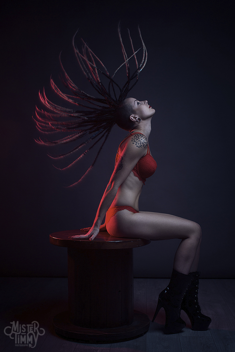 boudoir_lingerie_sensuel_femme_photographie_charme_mrtimmy_photographe_pro_saint_nazaire_loire_atlantique_studio_guerande_pornichet_la_baule_corps_sous_vetement_caresse_tatoo_punk