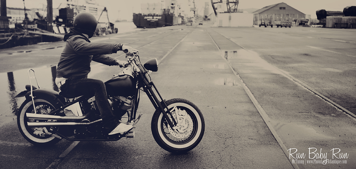 Modèle masculin avec moto ancienne Harley Davidson